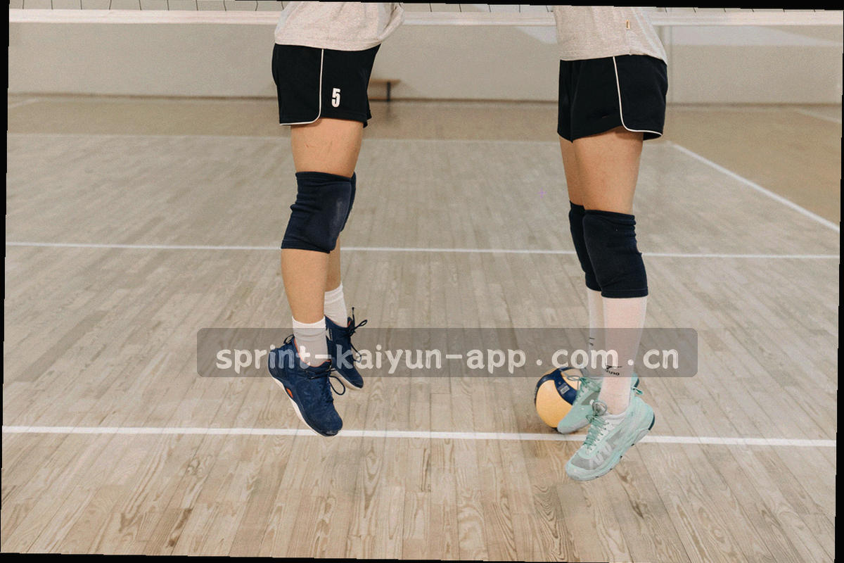 教练席战术板特写，磁贴与手写线条交错排布在深绿色板面上